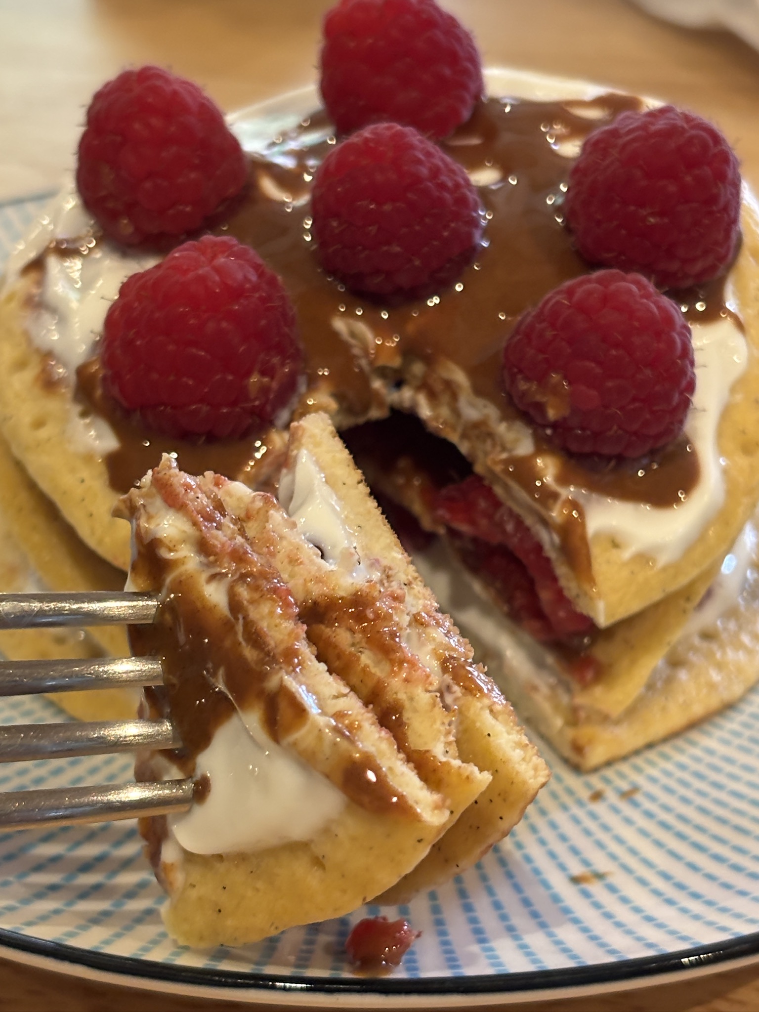 découpe gateau pancake aux framboises.jpeg